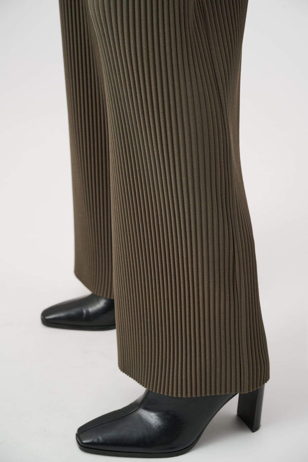 Pleated Scuba Crepe Wide-Leg Pants Style 254006F26