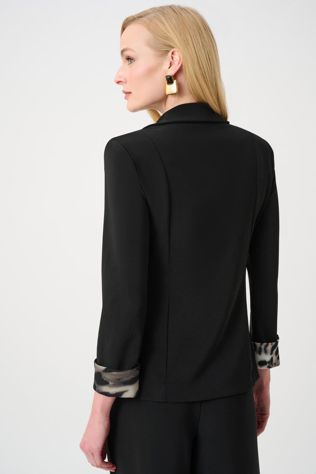 Silky Knit Fitted Blazer With Adaptable Cuff Style 263747