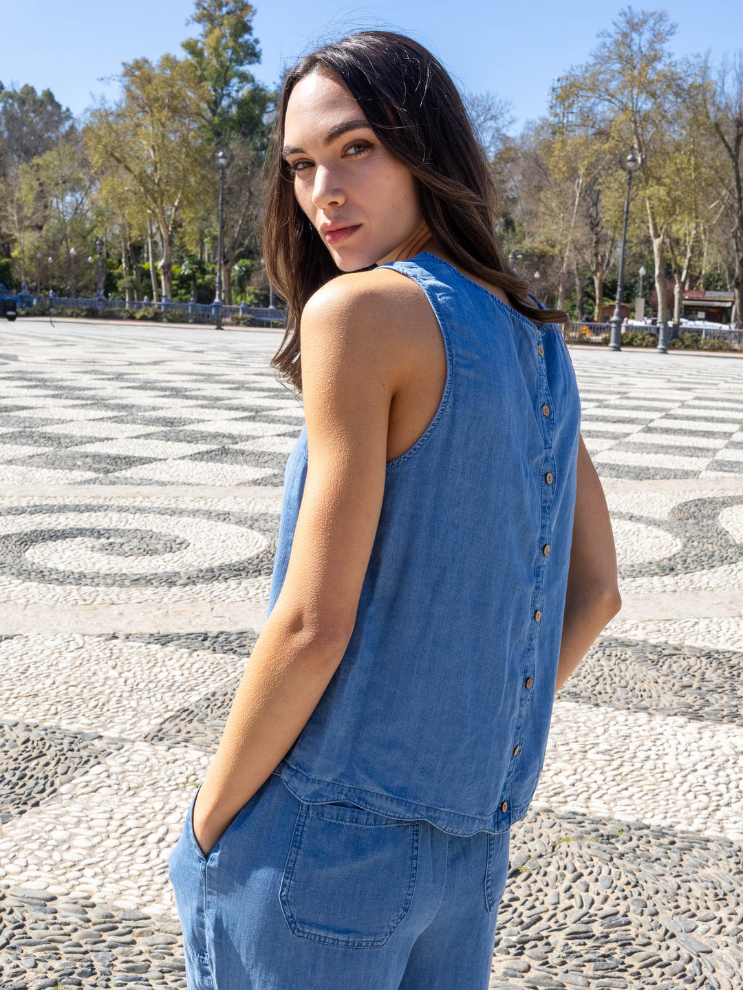 Scallop Hem Sleeveless Top With Back Decorative Buttons